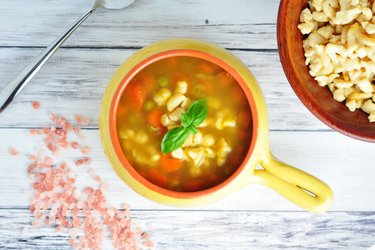 Gezonde soep met wortels, erwten en gnocchi van kikkererwten