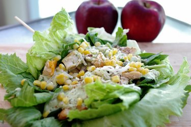 Lichte Kipsandwich in een Salade met Avocadodressing