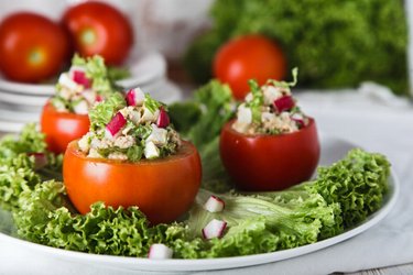Tonijn-Ei Salade Geserveerd in een Tomaat